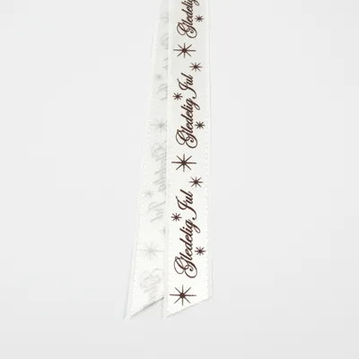 Bånd med tekst hvit med brun tekst Gledelig jul med stjerner 16 mm