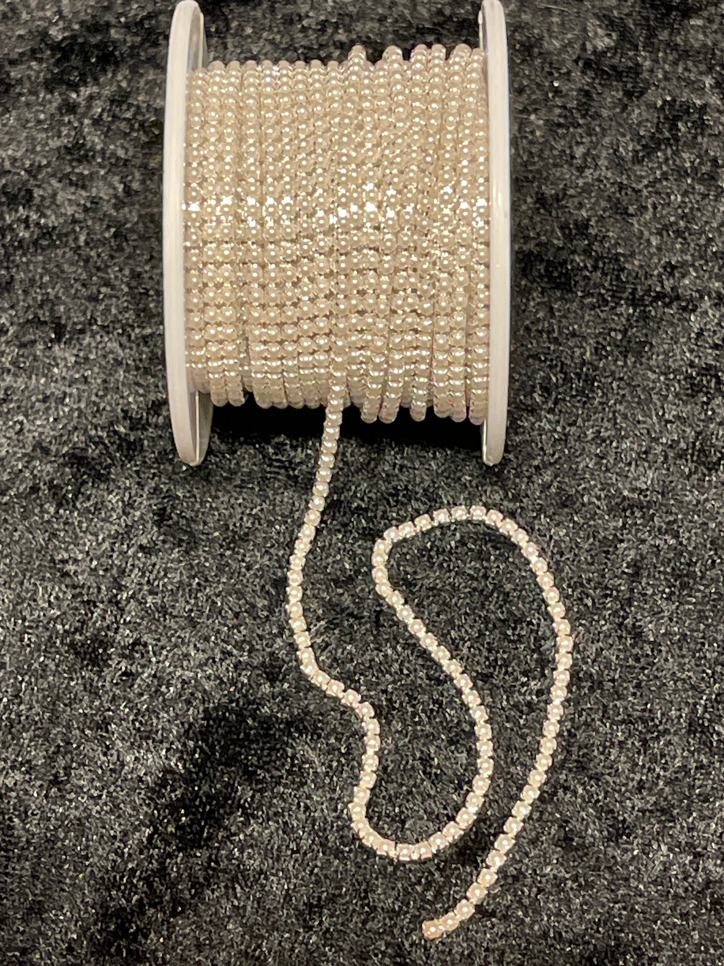 Bling bånd, sølvramme m/ hvit halvperle 2mm.