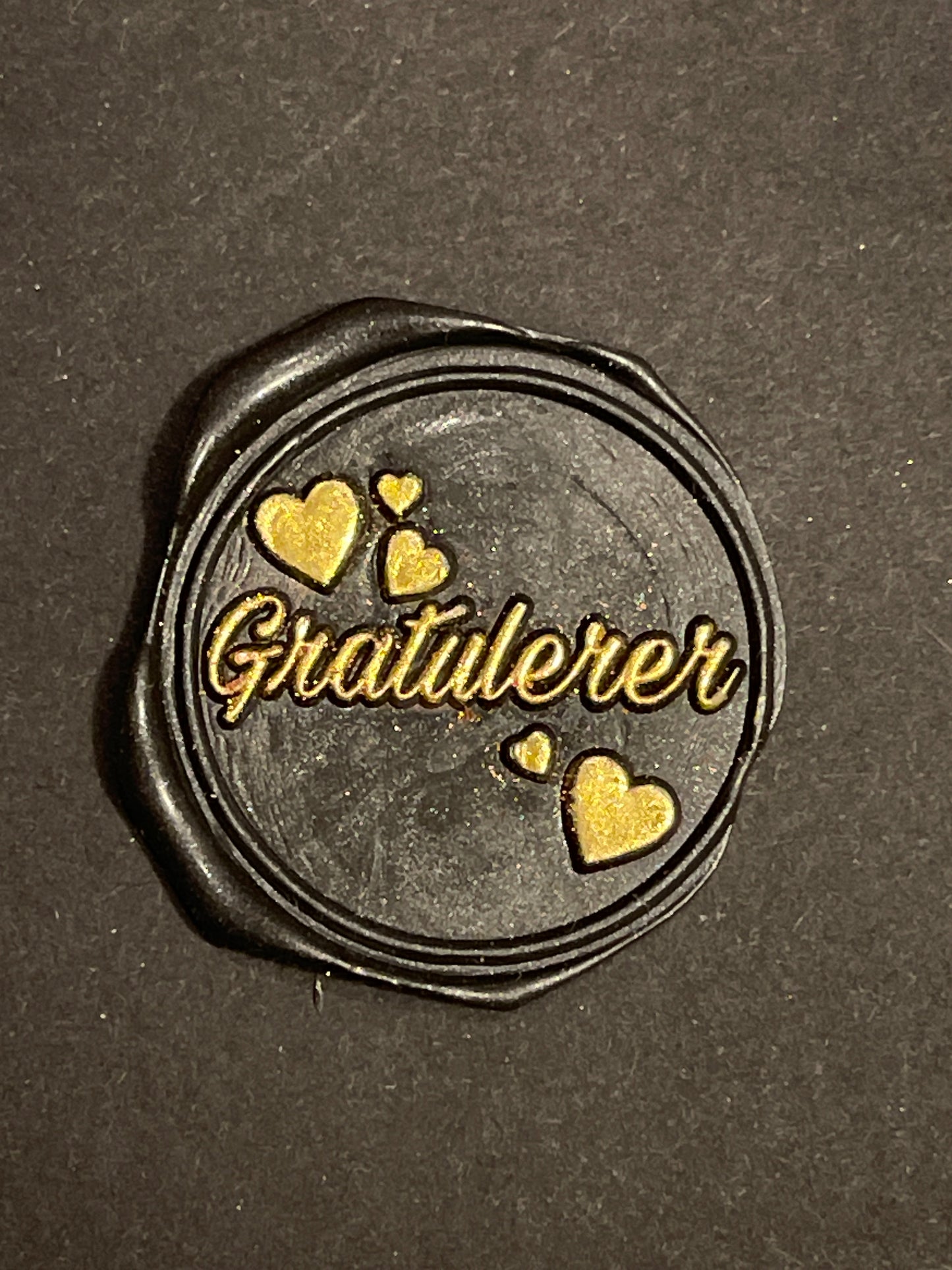 EKSKLUSIV NYHET! Hogi.no’s design: «Gratulerer» med hjerter- lakkseglstempel. Komplett -stempel med håndtak