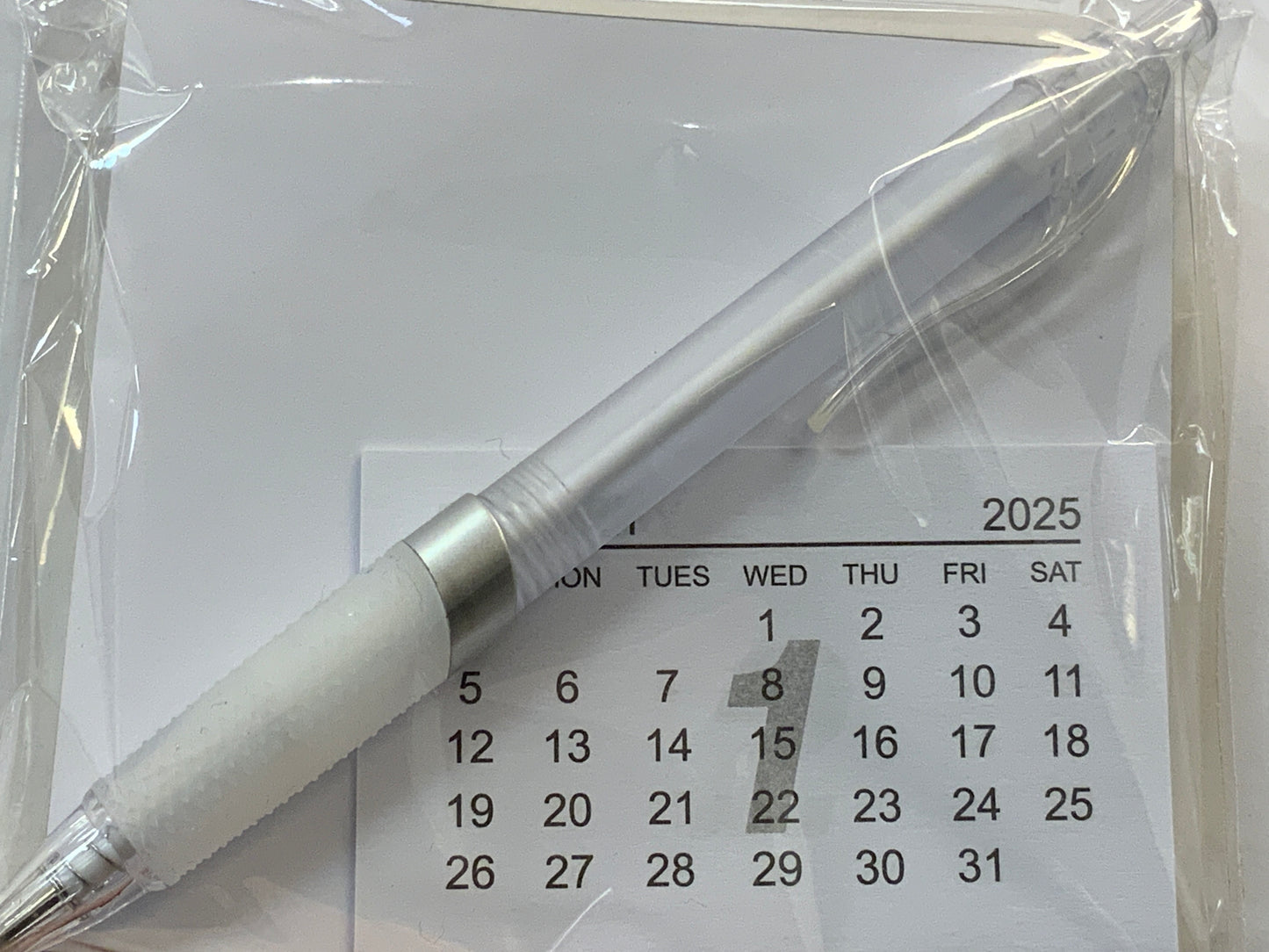Notatblokk med gullkant ca 100 sider + kulepenn + 1 stk kalender 2025