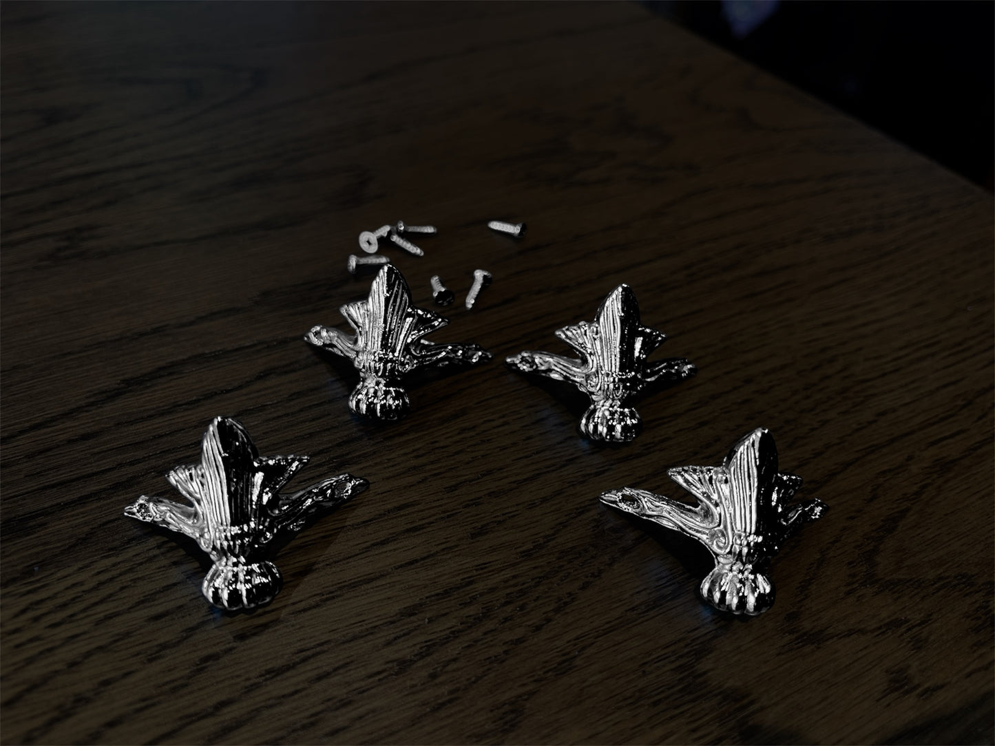 Føtter i metall til bokser/ skrin og esker- sølvfarget