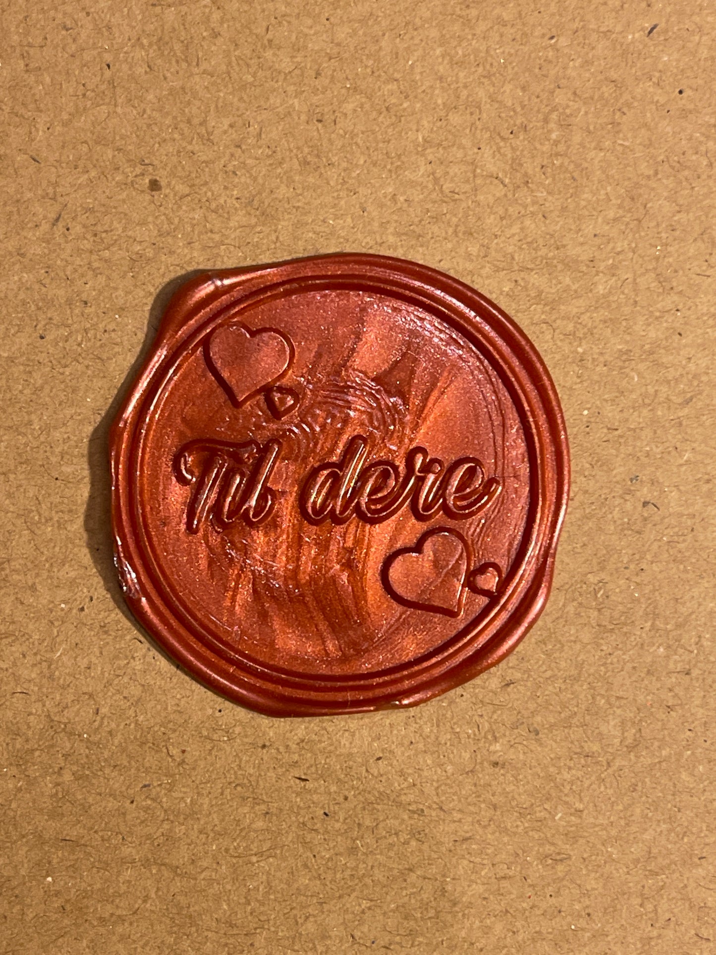EKSKLUSIV NYHET! Hogi.no’s design: «Til dere » lakkseglstempel. Komplett -stempel med håndtak