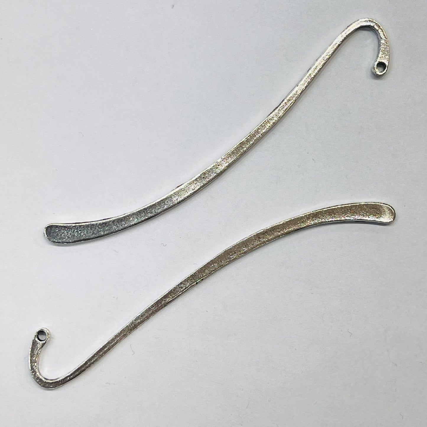 2 stk Bokmerkekrok med øyehull til å henge dekor i. L ca 8,5 cm