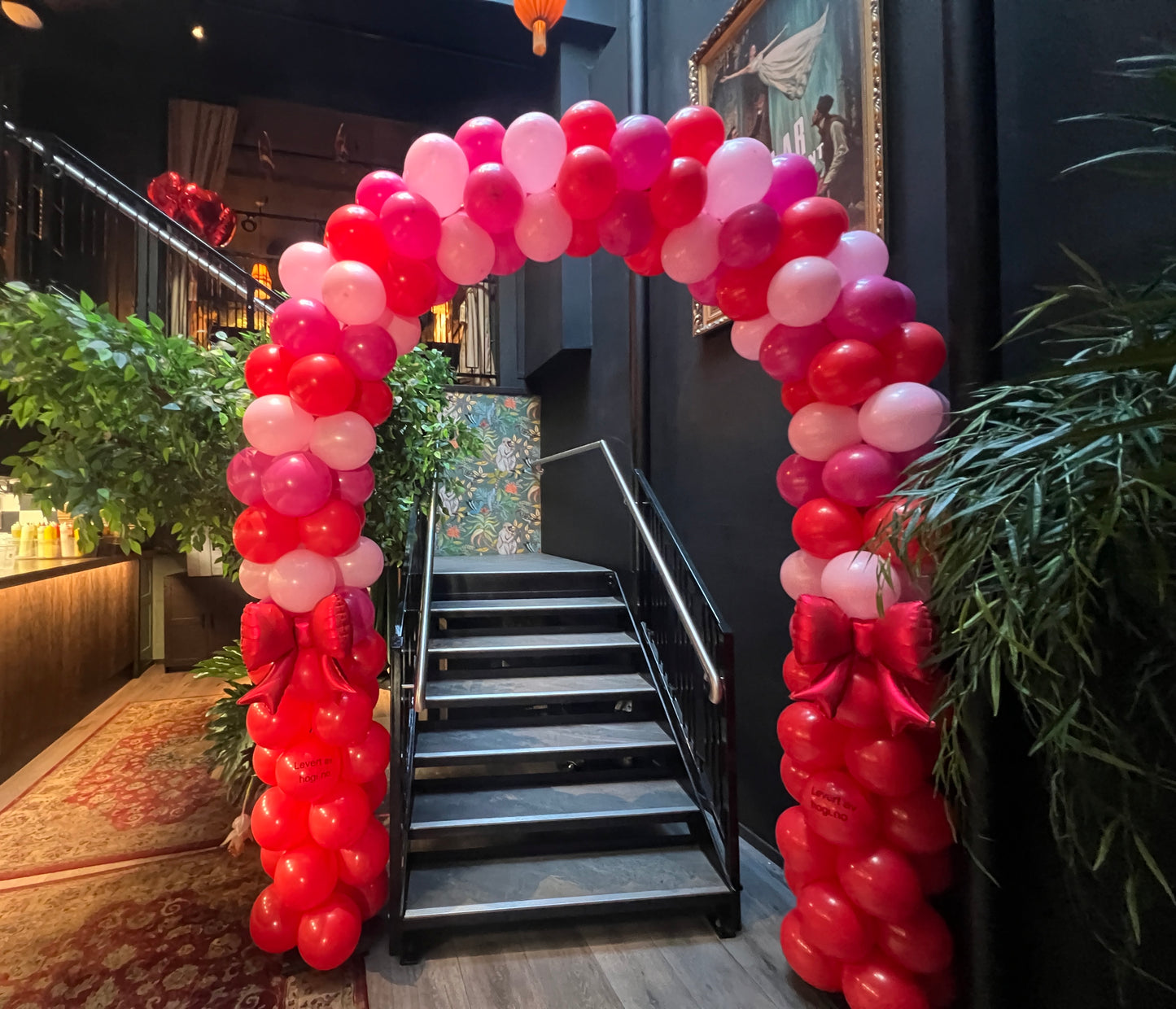 Vi tilbyr ballongsøyler, ballongbuer, ballongringer m.m. Pris vil variere.