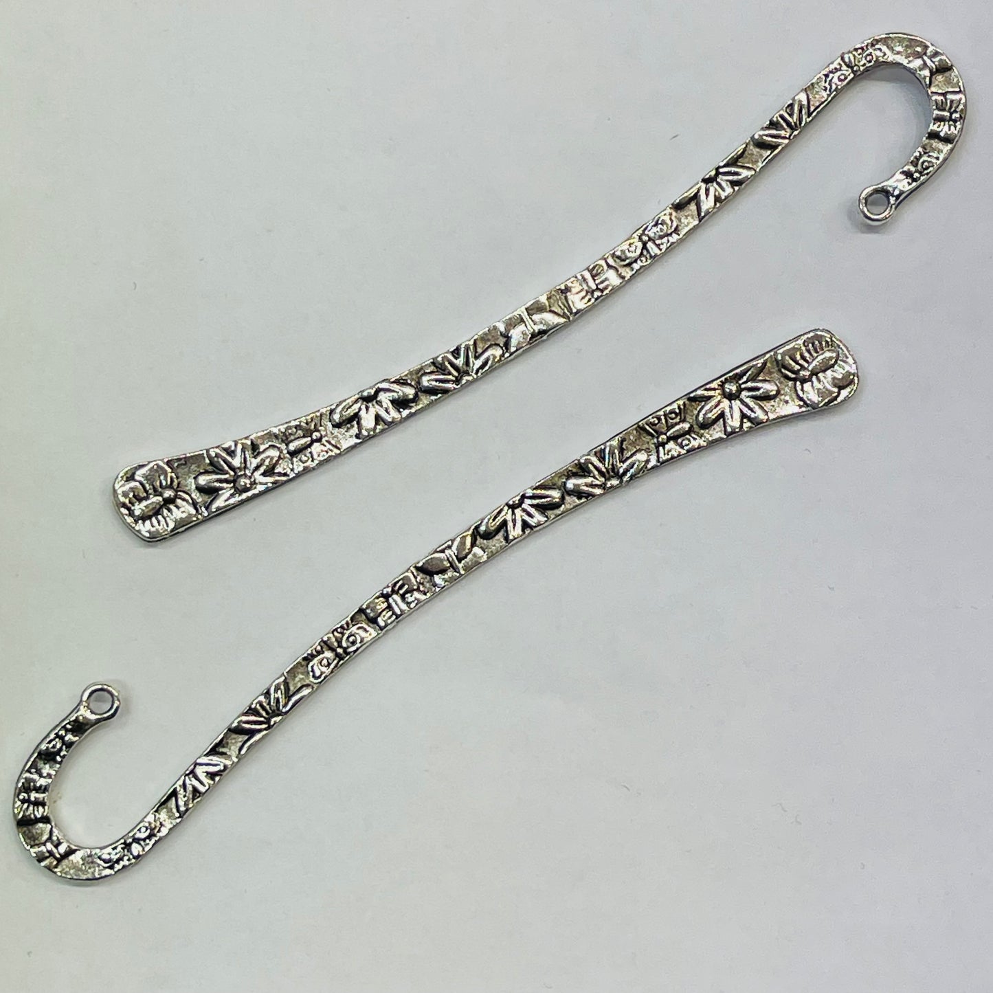 2 stk Bokmerkekrok med øyehull til å henge dekor i. L ca 8,5 cm