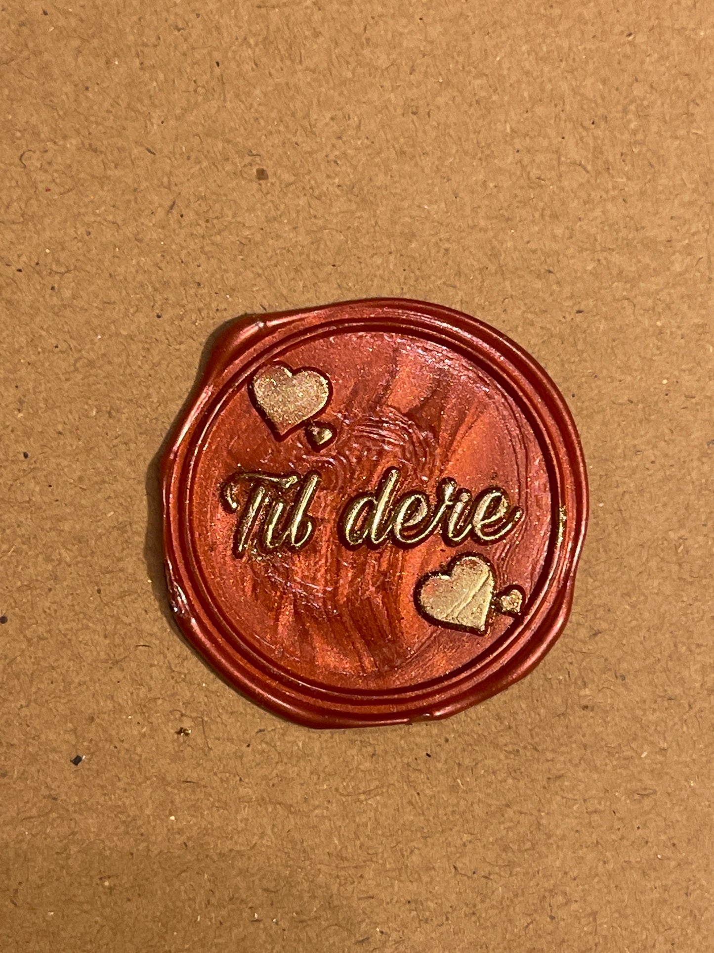 EKSKLUSIV NYHET! Hogi.no’s design: «Til dere » lakkseglstempel. Komplett -stempel med håndtak