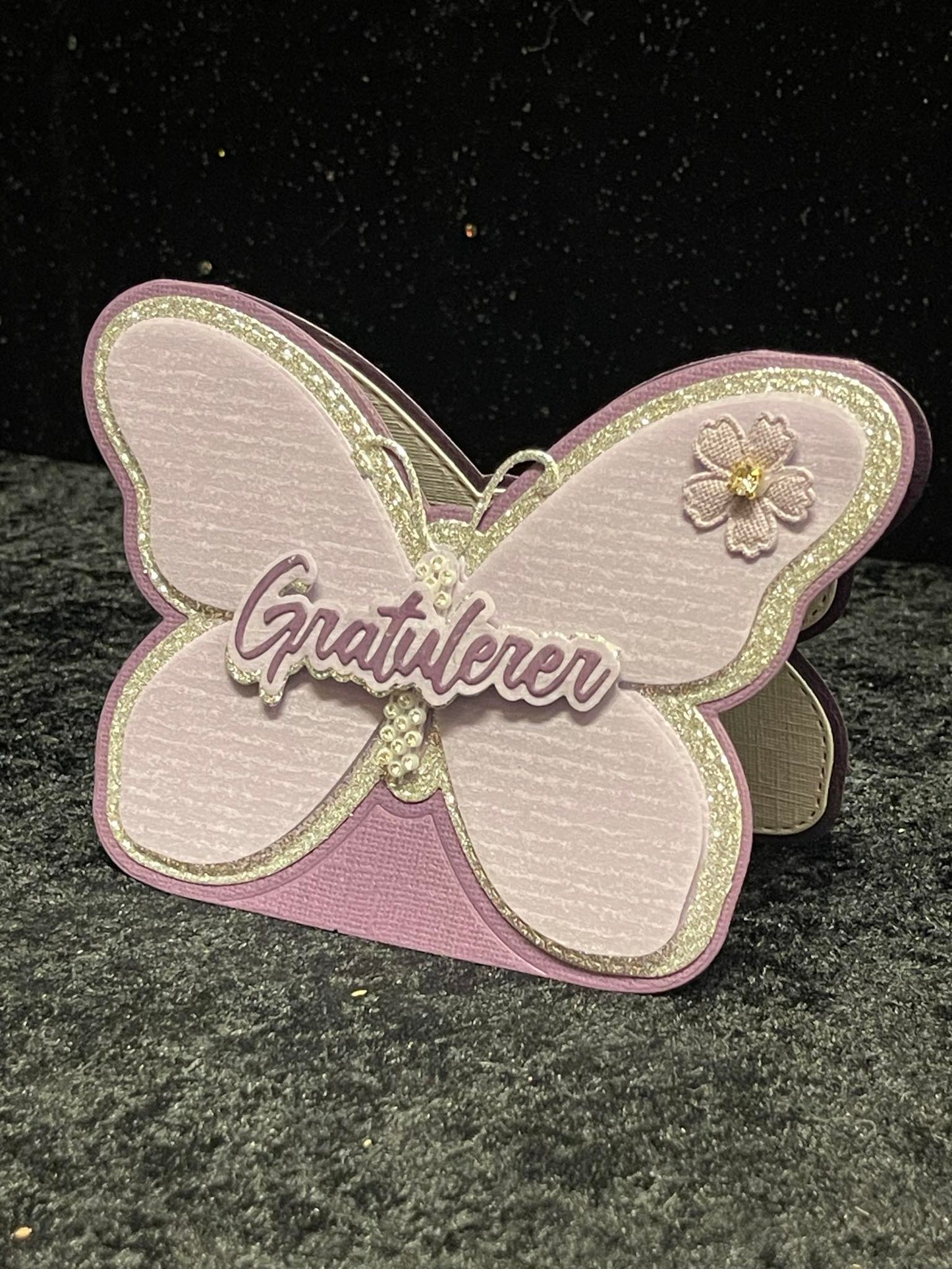 Nyhet! Blomster i duse farger med «diamant».😍