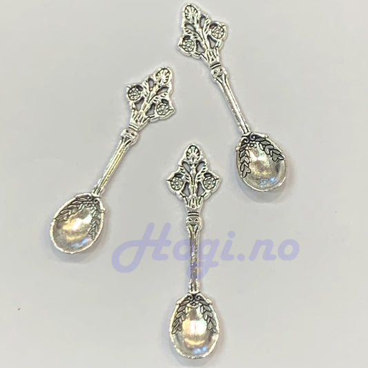 Liten skje - Charm - 6cm- metall- farge: sølv