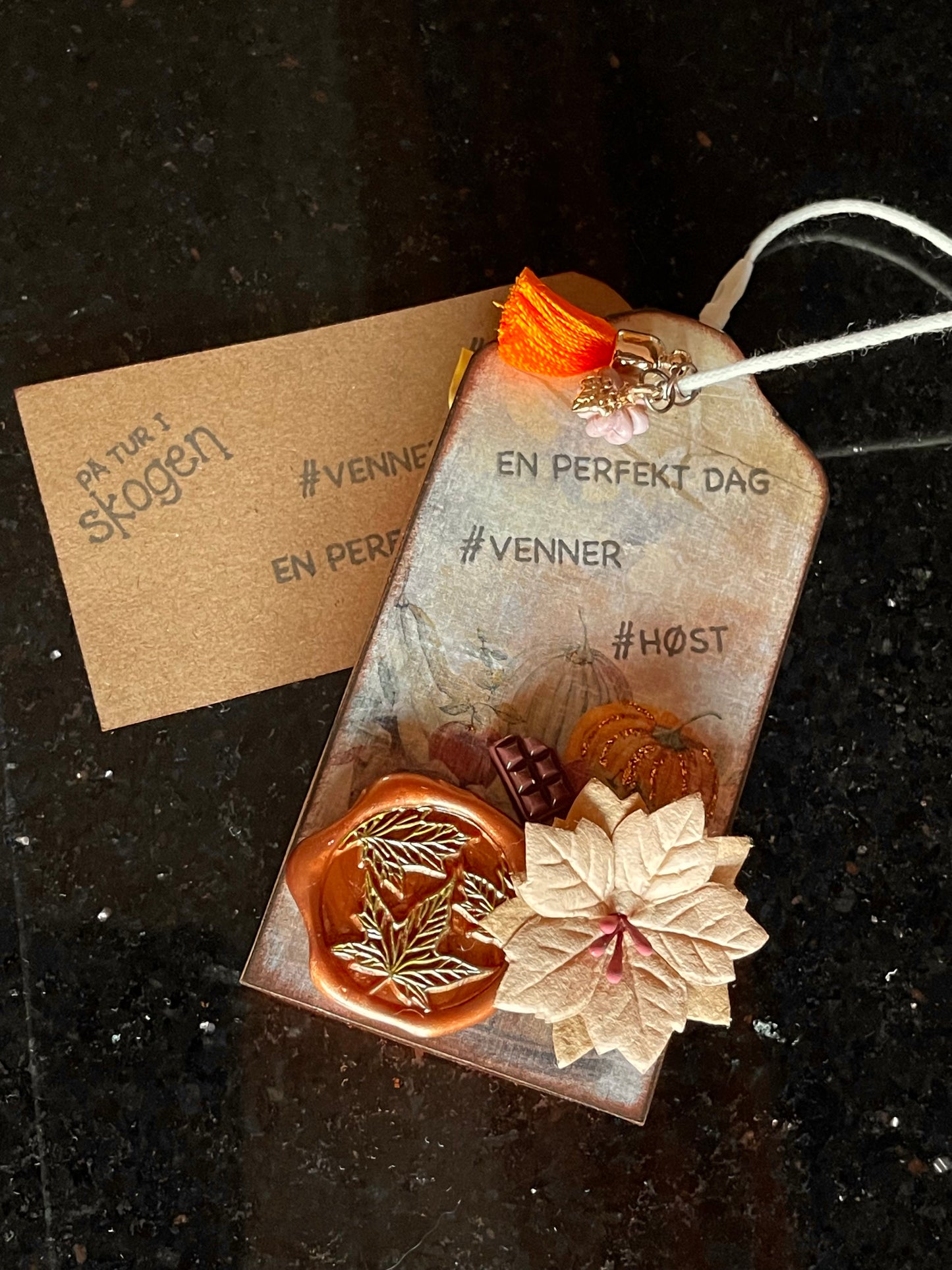 Ensfarget Kartong - Oransje / orange 12x12, 190g. Syrefri. Ensfarget med linstruktur