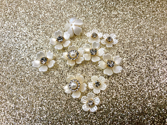 NYHET! INTRODUKSJONSTILBUD nydelige blomster perlefarget/ creme - i ass størrelser med «diamant»