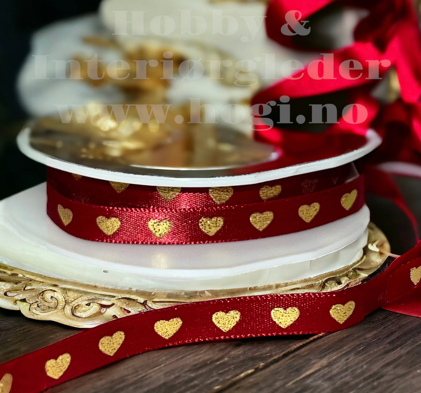 Rødt silkebånd med gull farget hjerte
