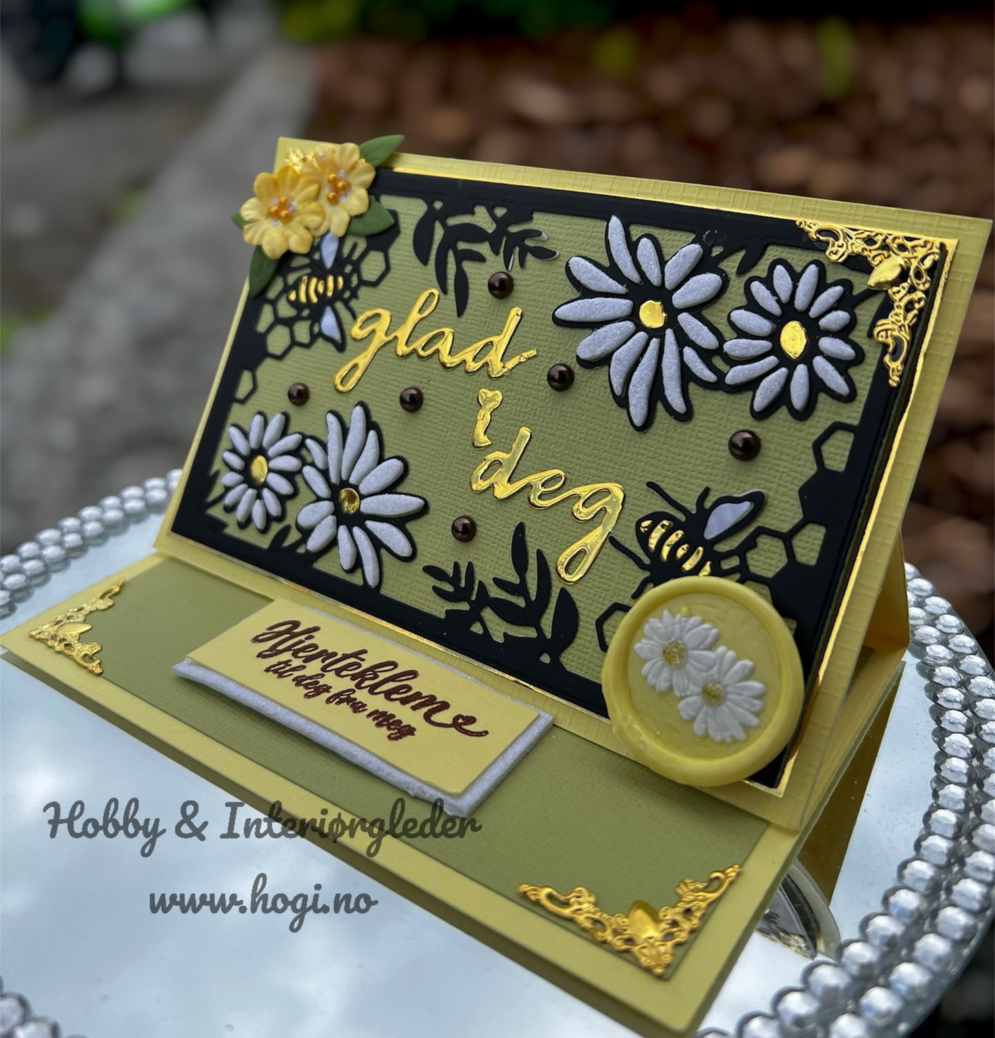 Gemini - Paper Piecing Happy Bees Create-a-Card Dies