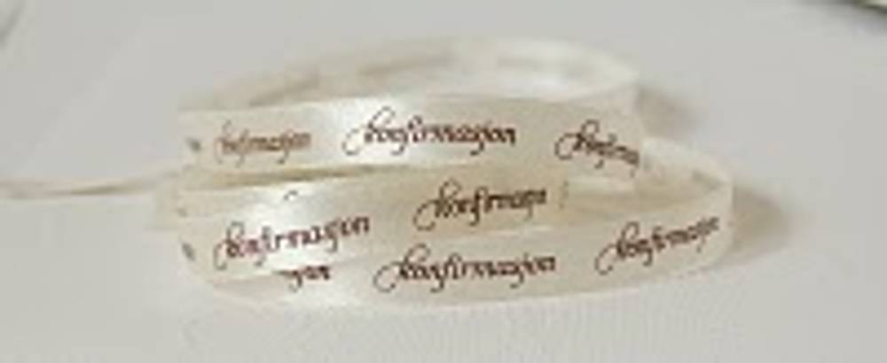 Bånd med tekst Beige med brun tekst: « Konfirmasjon »