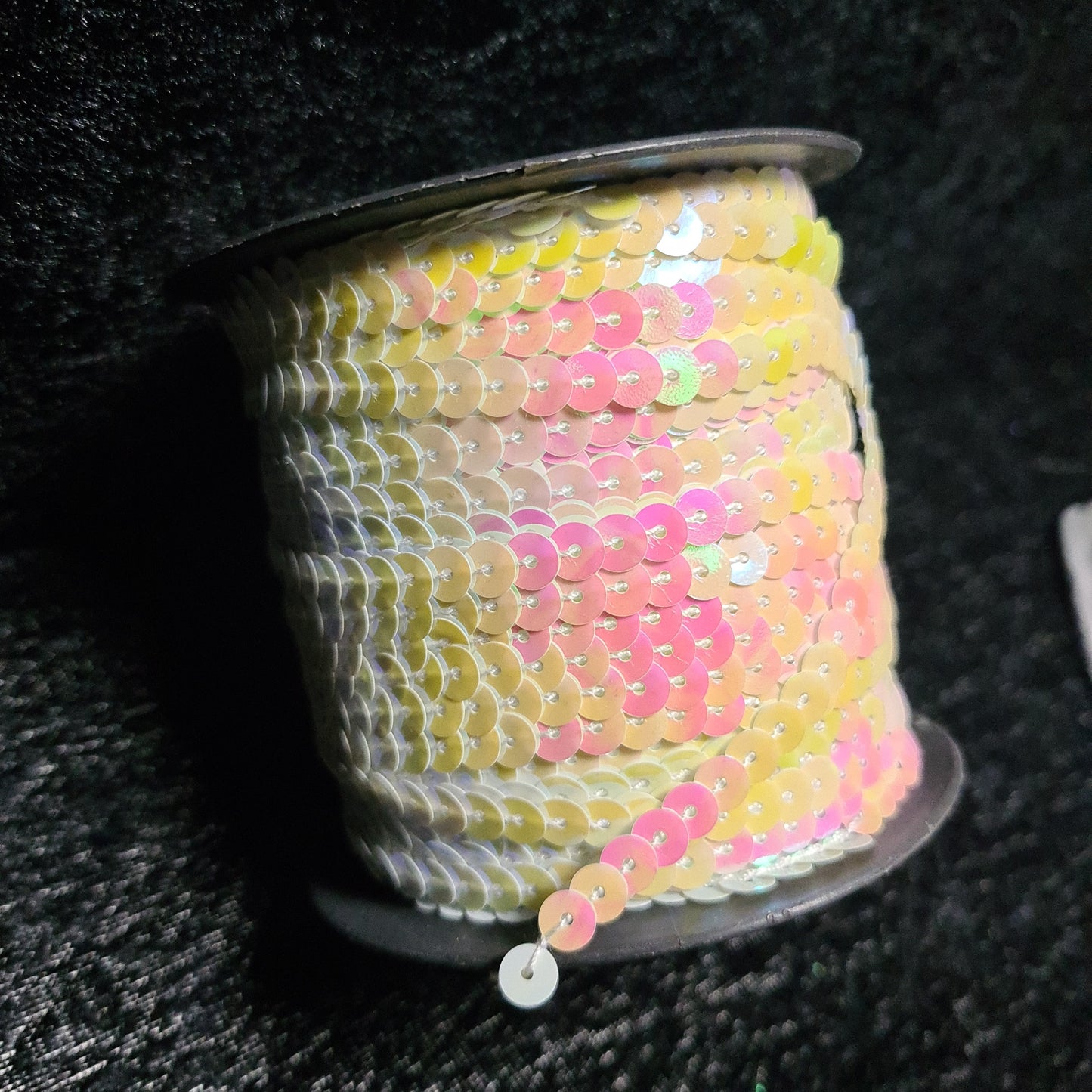 Paljettbånd i en nydelig kremhvit/unicornfarge / enhjørning