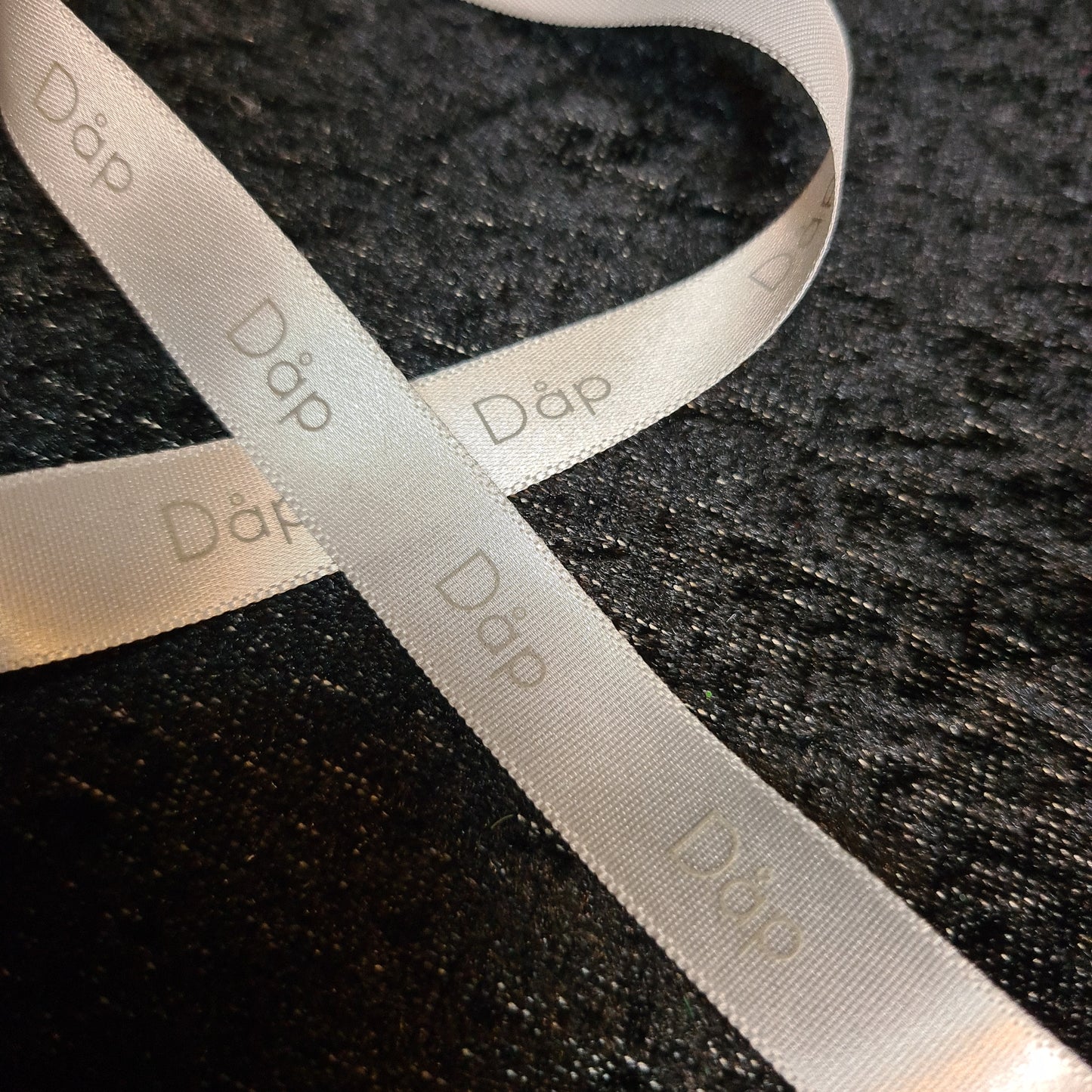 Bånd med tekst «Dåp» hvitt med grå skrift, bredde: 13mm. Pris pr meter.