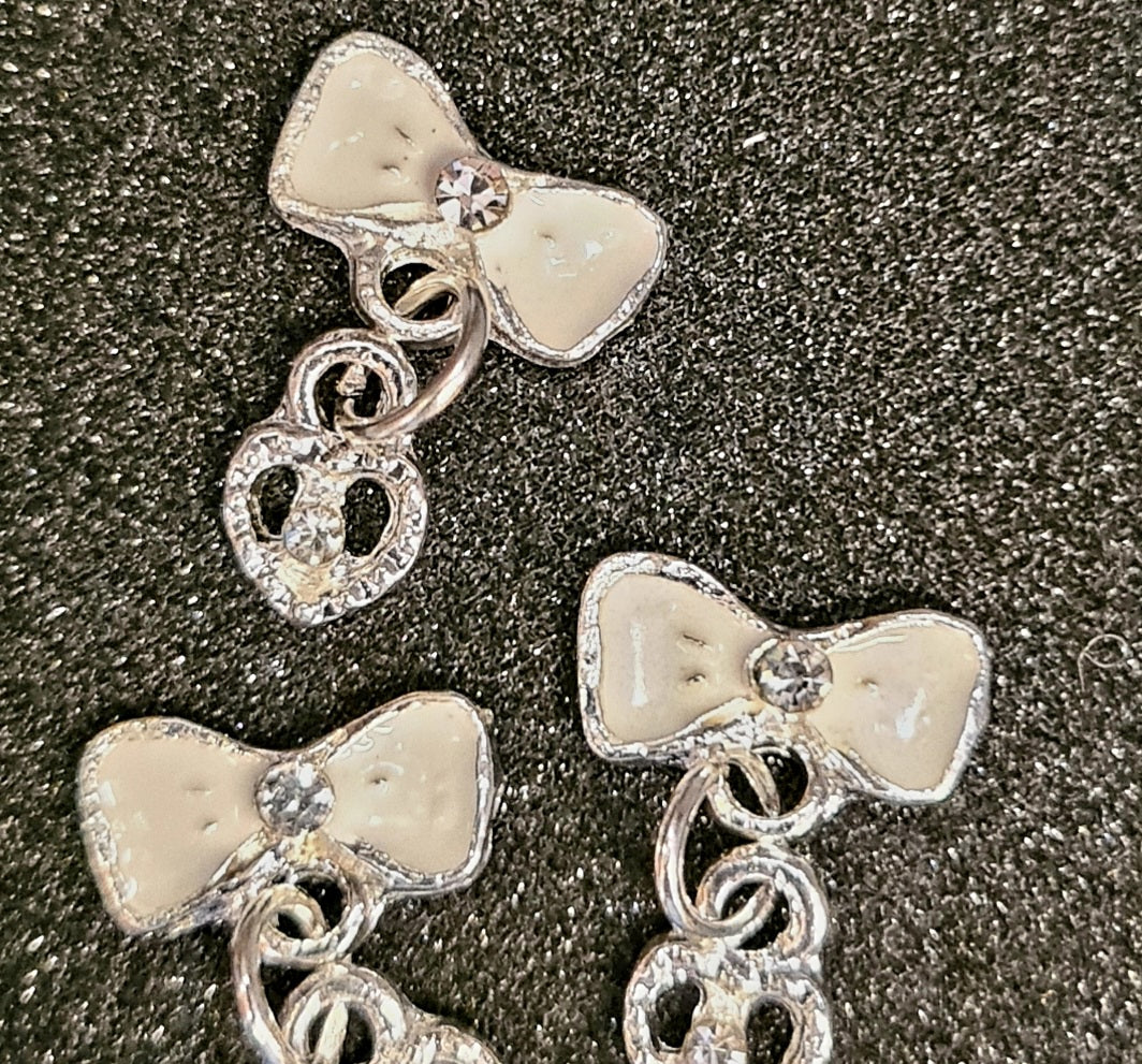 Charms hvit sløyfe med hjerte med bling/ rhinsten, 10 stk.