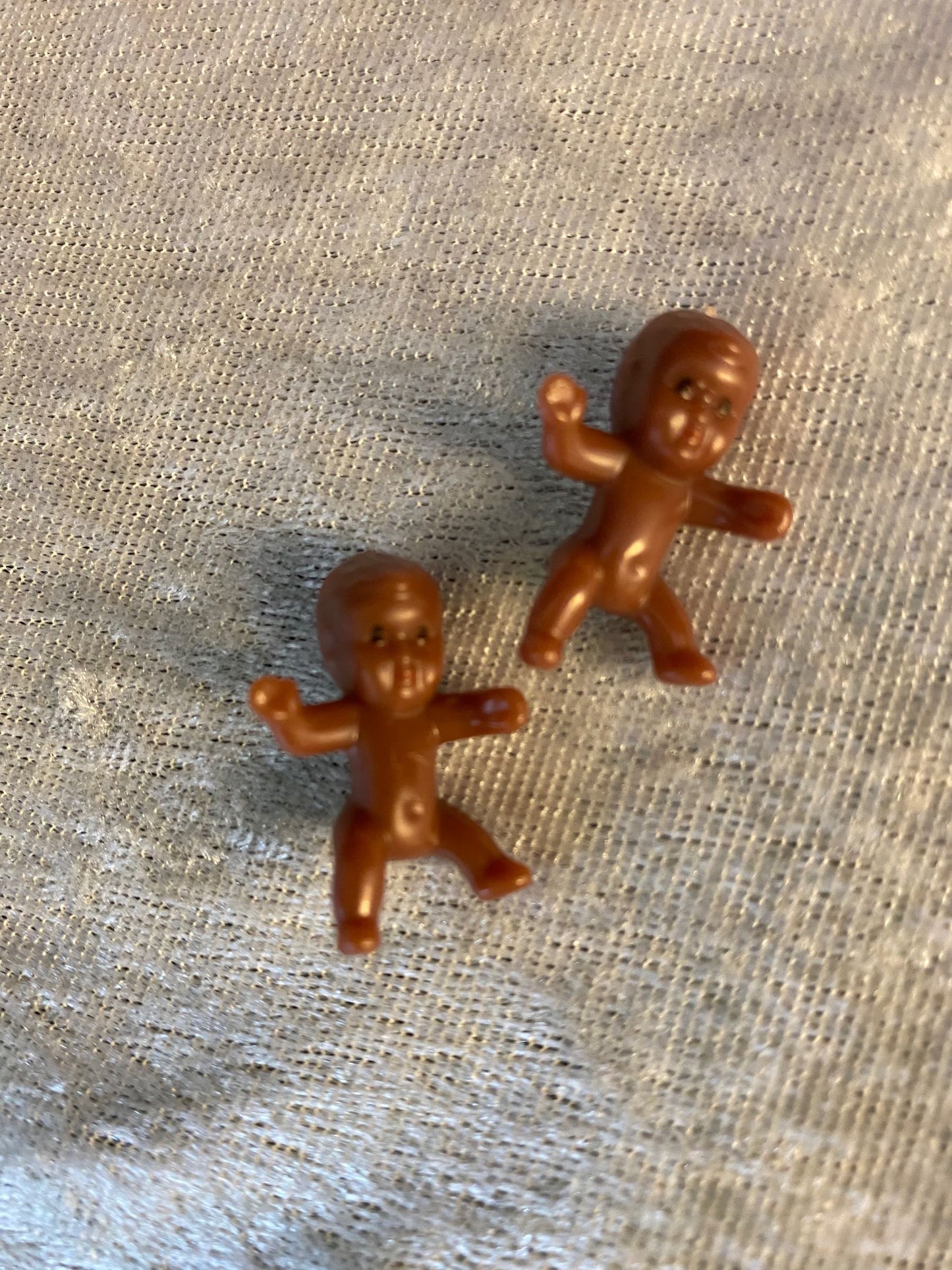 Miniatyr mini figur - dukke- baby - brun, H:ca 2,5cm. 5 stk i pk.