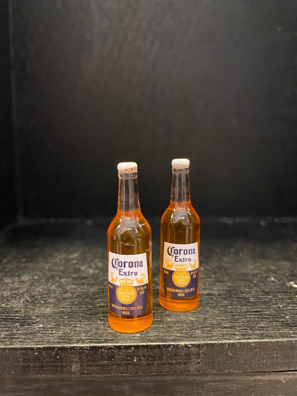 Miniatyr 2 stk corona ølflasker H:4cm B:1,2cm øl
