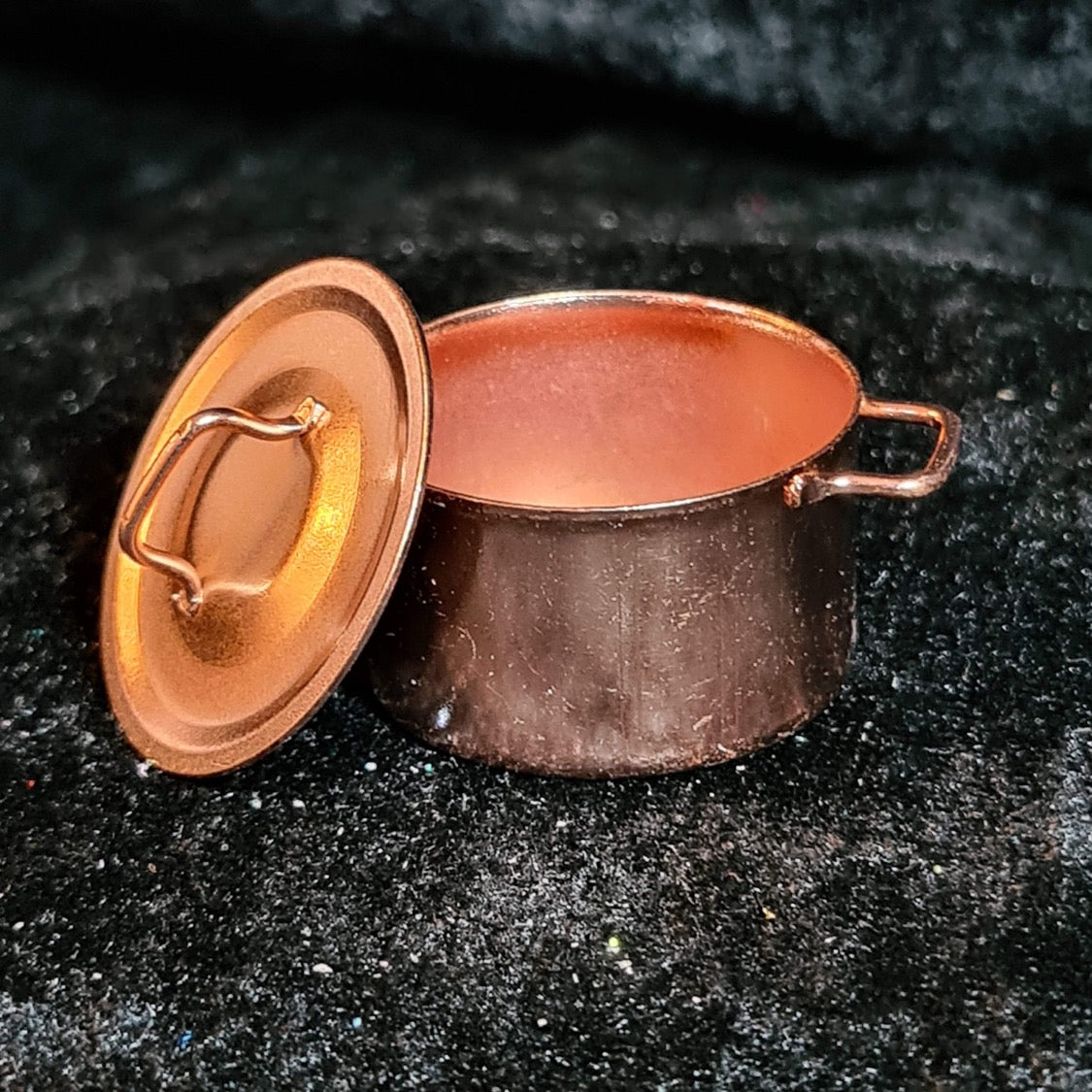 Miniatyr/ mini figur: koke-kjele med lokk