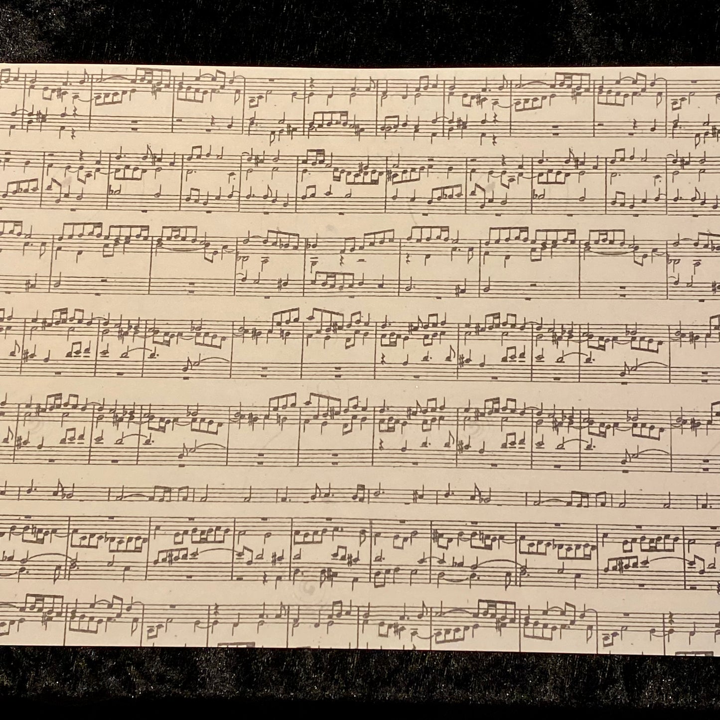 Mønsterark A4 kremfarget med noter. Musikk