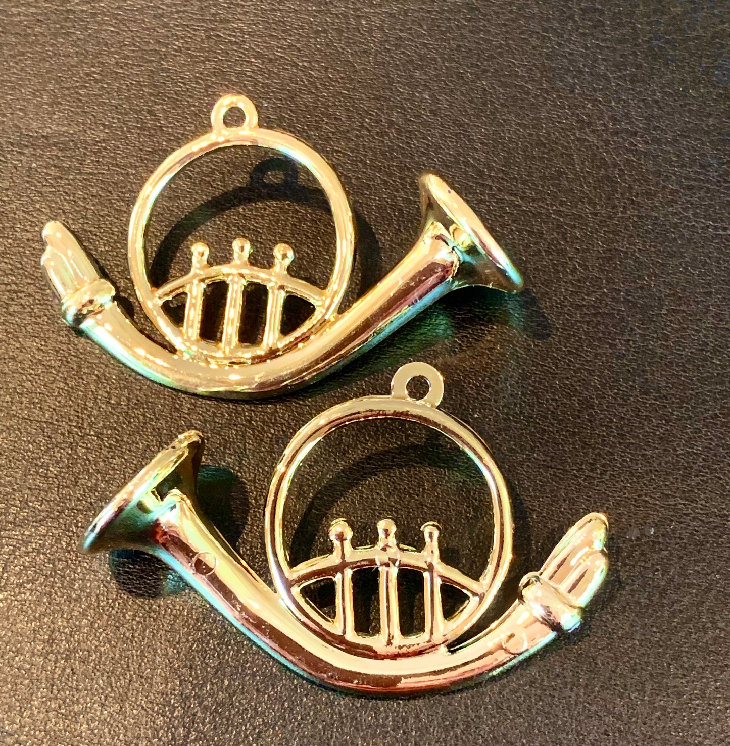 Miniatyr figur: valt horn, 4,8x3,5cm . Gullfarget. 2 stk. Tilbudspris kr 29,-