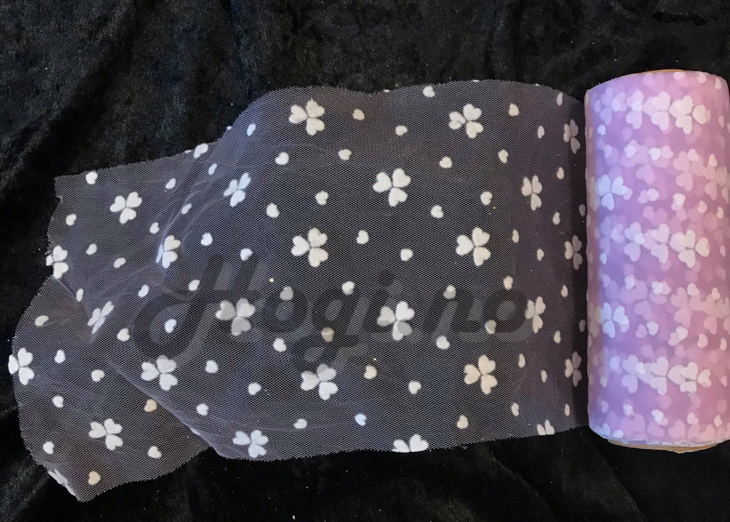 Tyll lilla med hvite blomster og hjerter