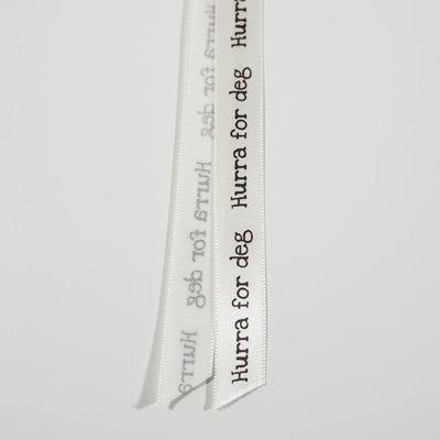 Bånd med tekst " Hurra for deg " kremfarget silkebånd med brun tekst,