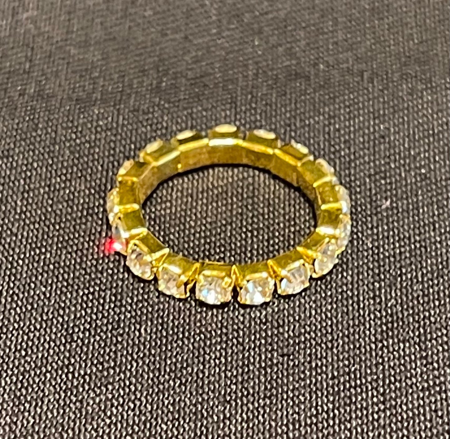 Ring med rhinestones, elastisk. Ø: 23mm