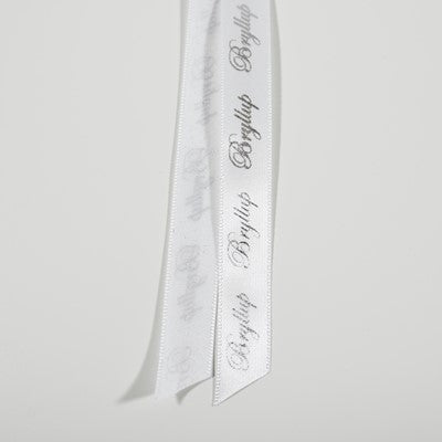 Bånd med tekst hvit silkebånd/ satinbånd med sølvfarget tekst " Bryllup "