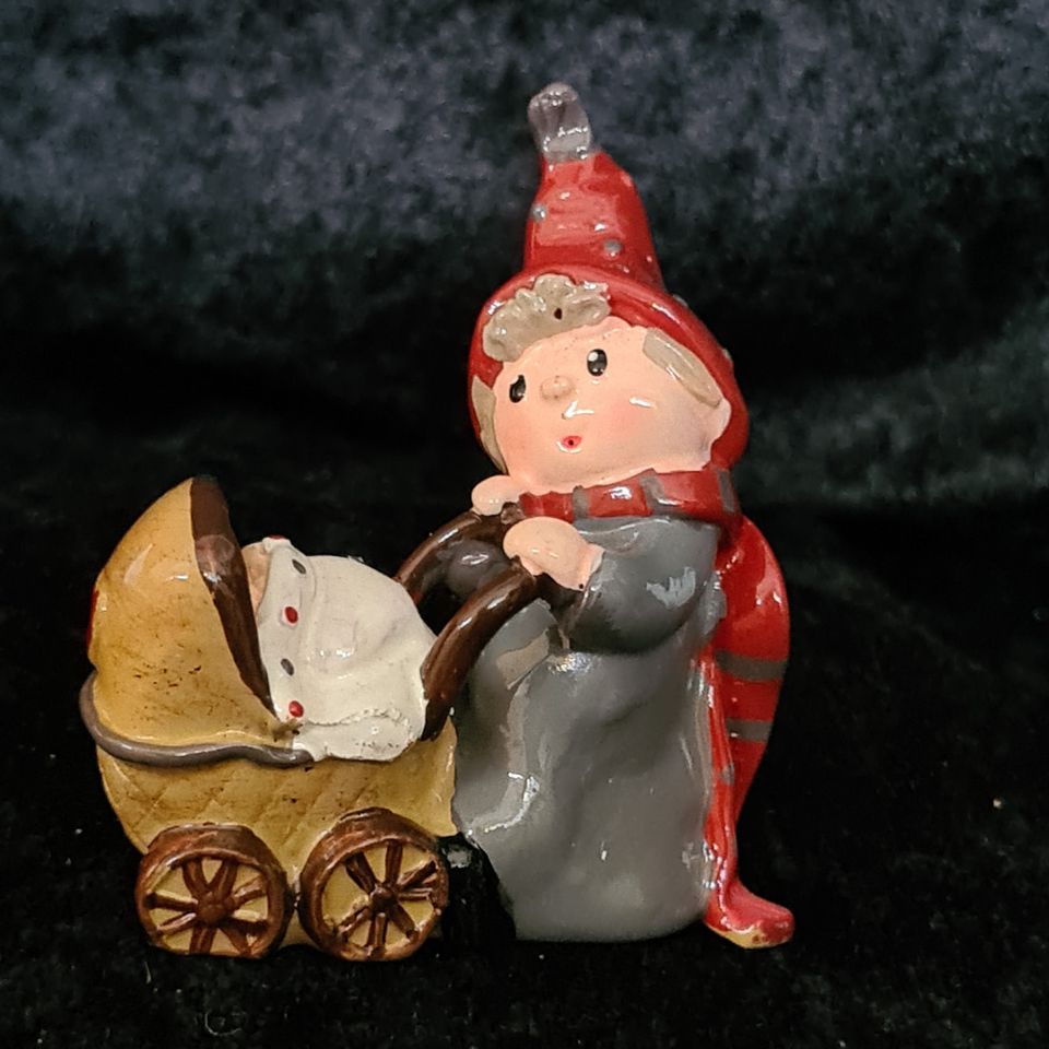 Miniatyr/ mini figur: nisse dame med vogn. H: 7,5X6,5 cm