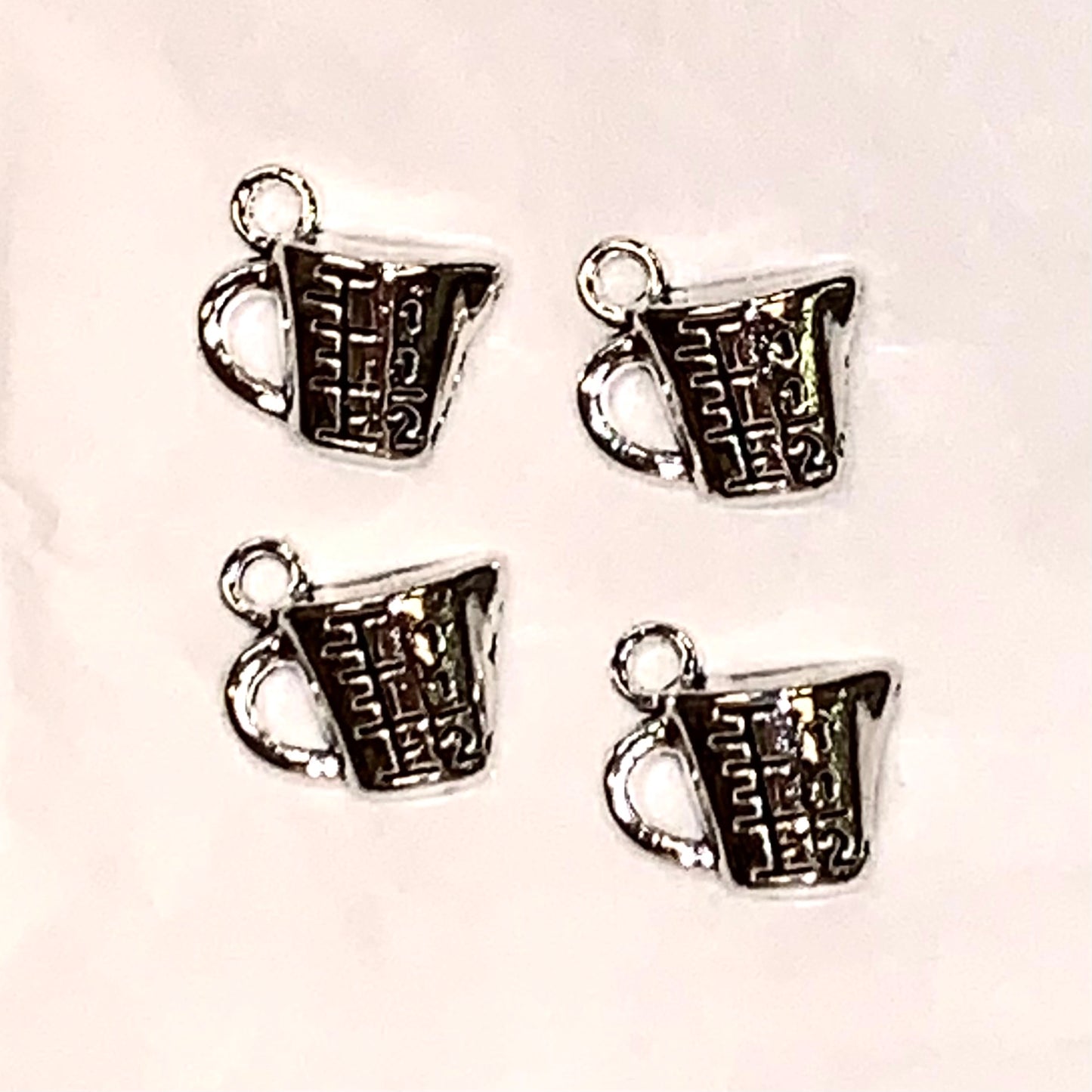 Charms - litermål sølvfarget metall 4 stk pr pk, str 13x15 cm