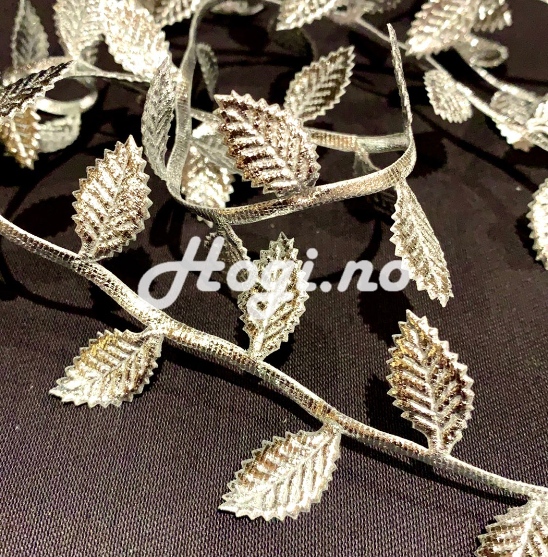 Bånd med sølv blader.