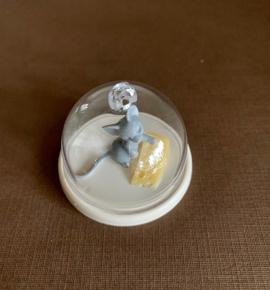 Miniatyr - minifigur Mus i osteklokke, ca 5cm. TILBUDSPRIS!