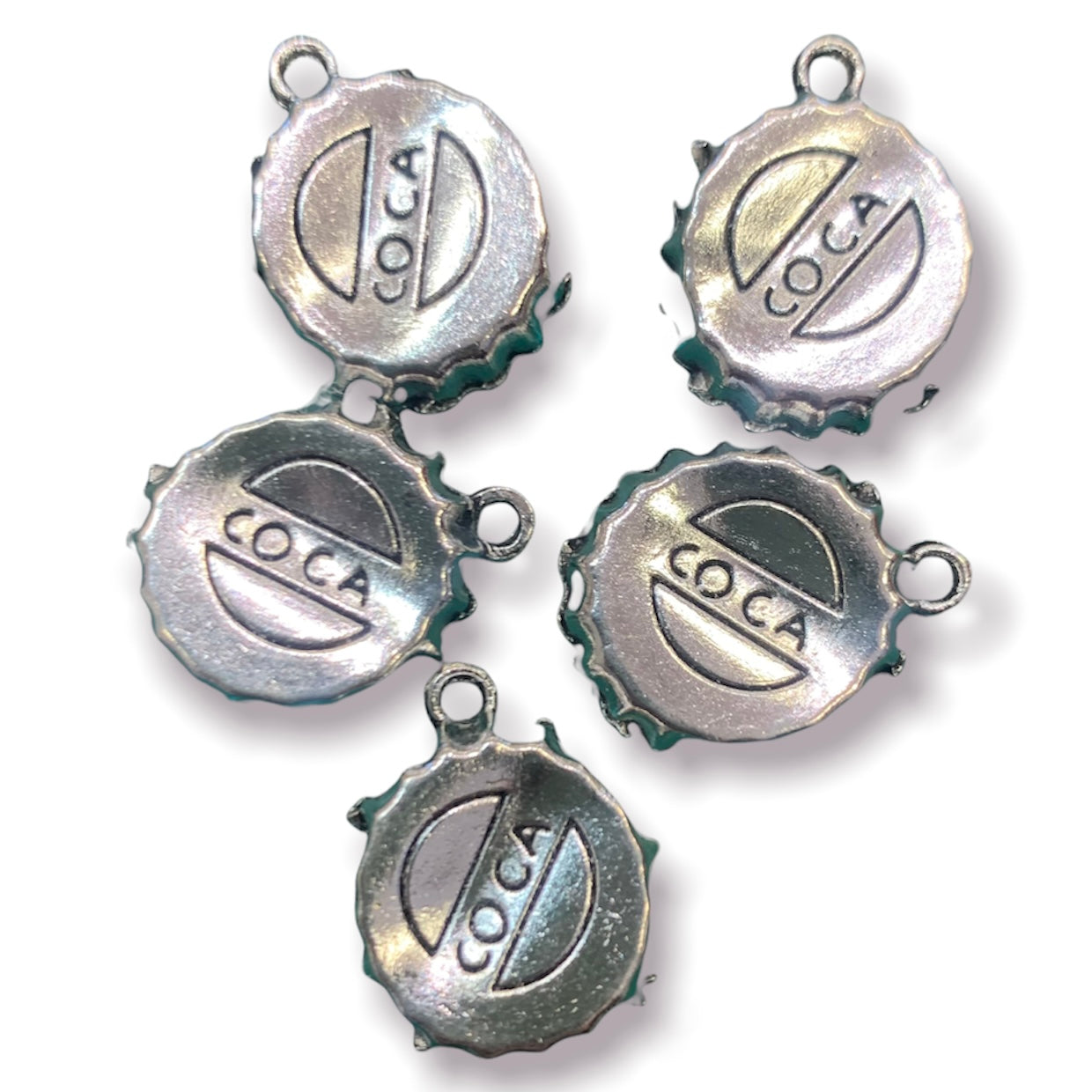 Coca-cola metallkork charms 5 stk pr pk
