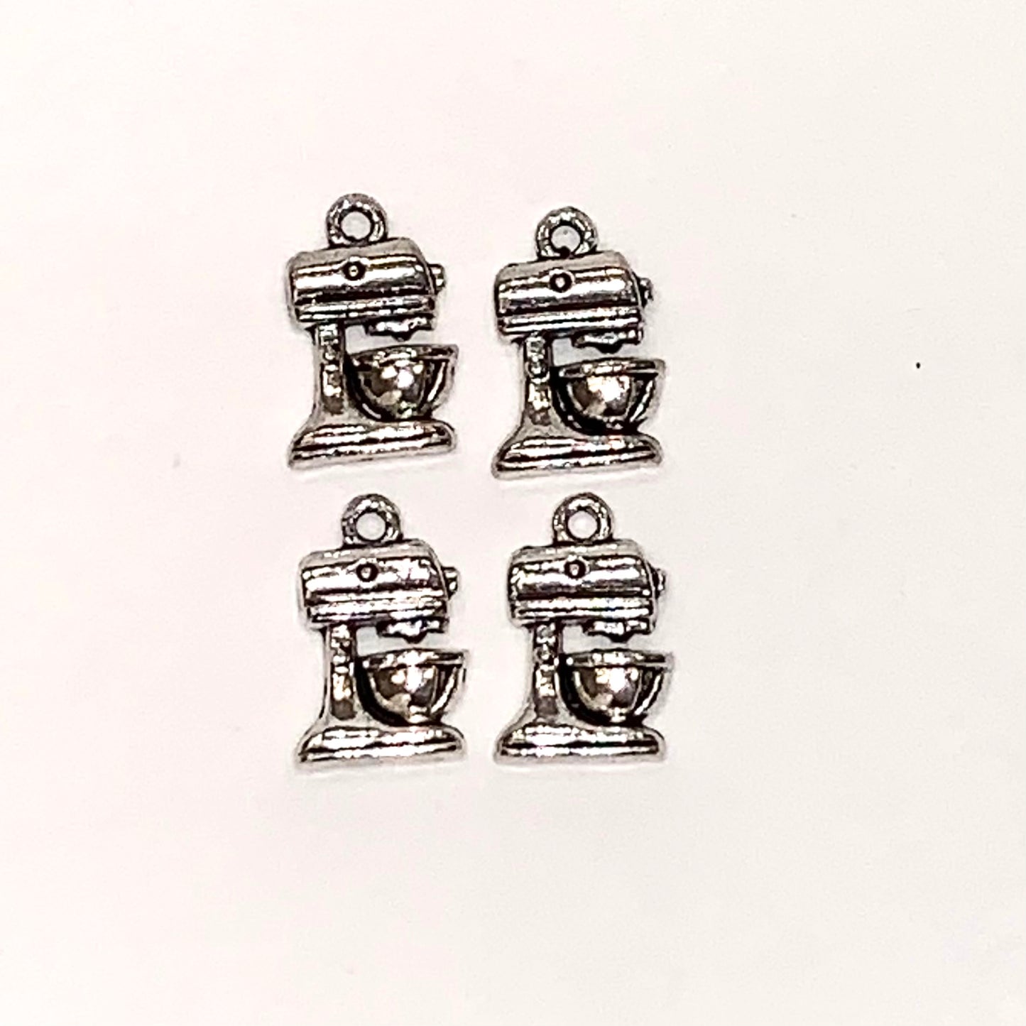 Charms - mixmaster- mikser- kjøkkenmaskin- baking - metall- sølvfarget - str: 10x15mm. 4 stk i pk