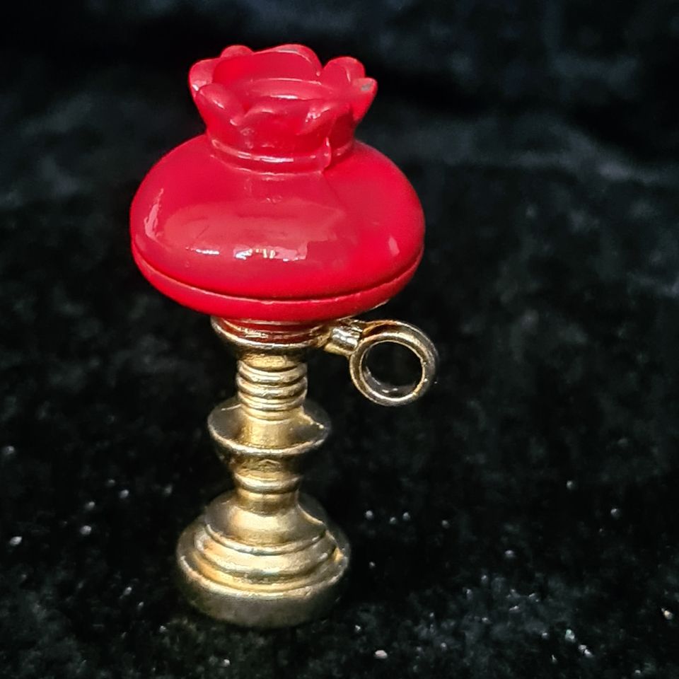 Miniatyr/ mini figur: olje/gass lampe, rød og gull. TILBUDSPRIS!