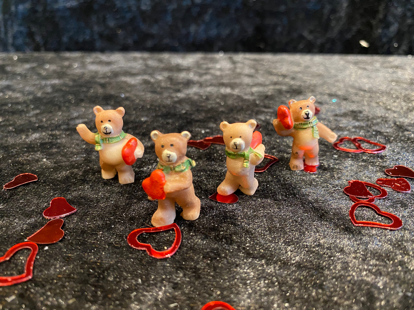 Miniatyr/minifigur Bamse med et hjerte bak ryggen