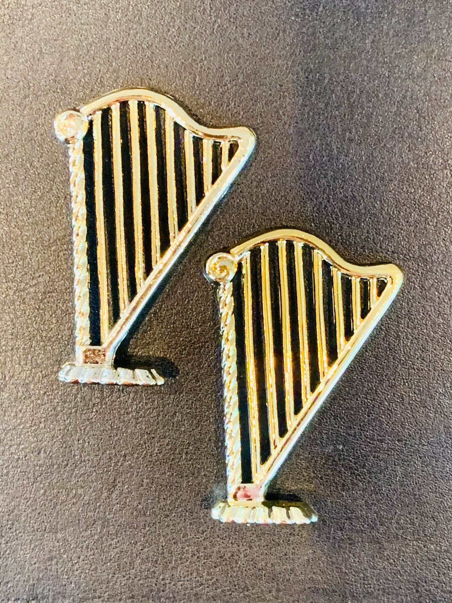 Miniatyr figur harpe, 2 stk, 4,5x3cm. Tilbudspris kr 29,-