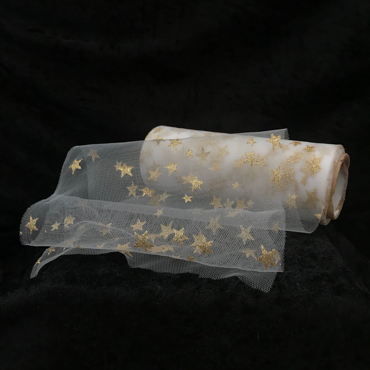 Tyll, hvit med gull stjerner , ca 15 cm bredde.