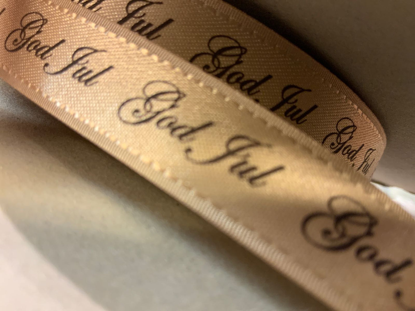 Bånd med tekst beige med brun tekst God Jul, bredde: 16mm