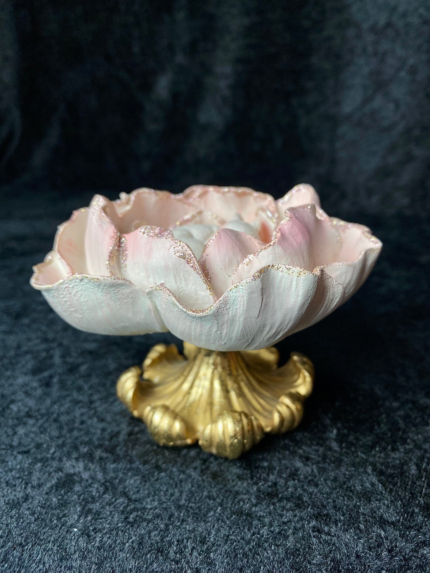 Figur rose med liten kanin