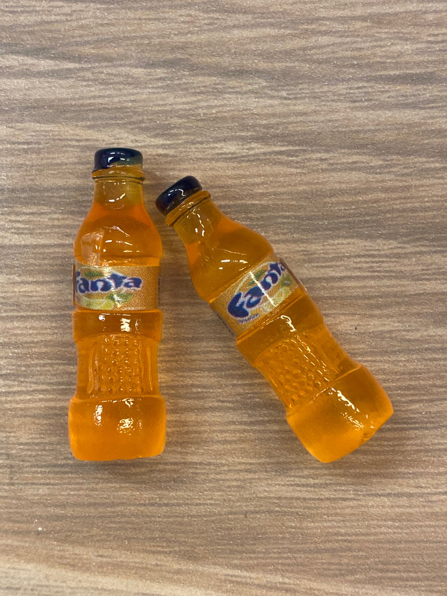 Miniatyr mini flaske Fanta. H 34mm. 2 stk i pk.
