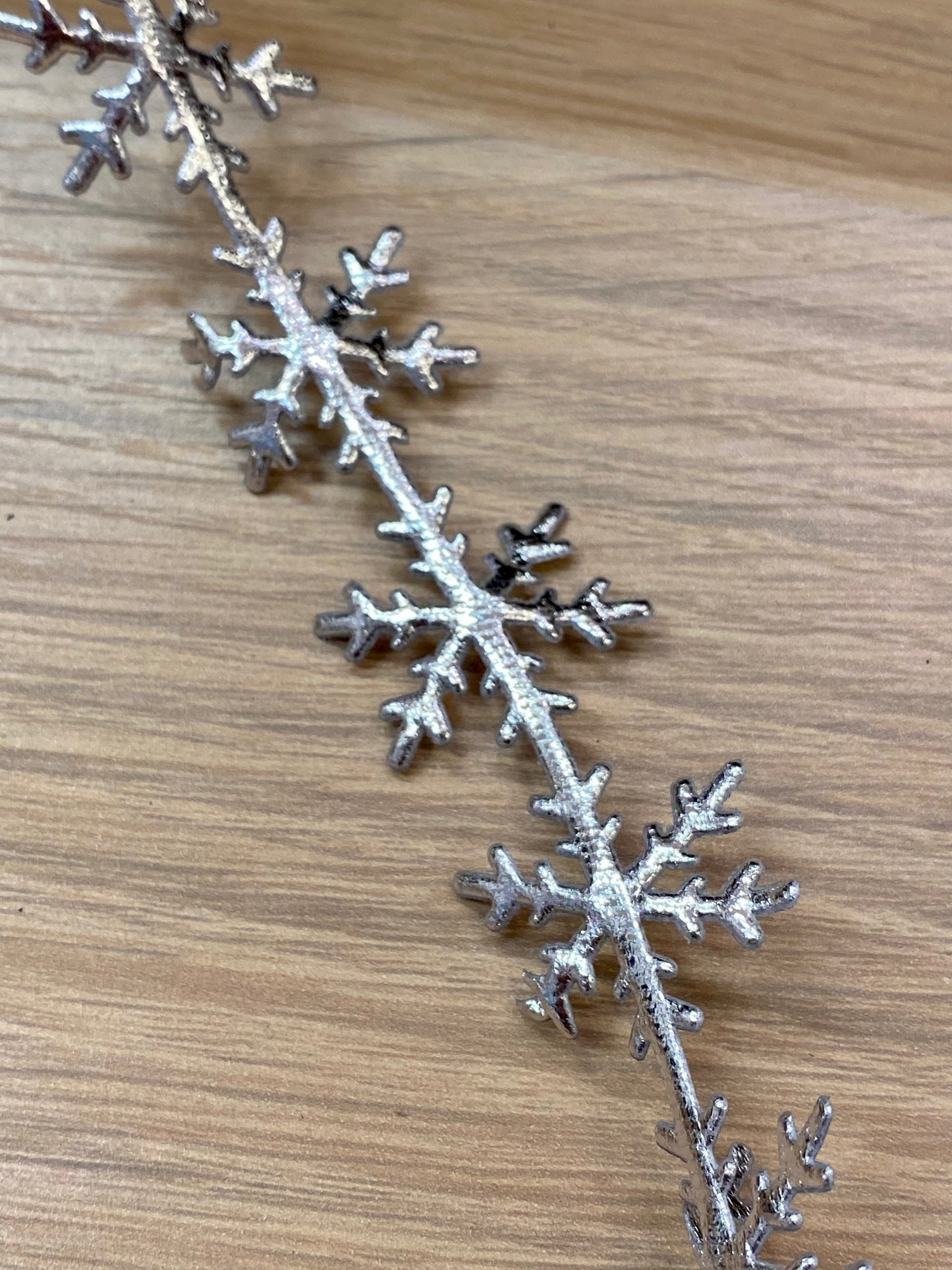 Bånd med sølvfargede snøkrystaller