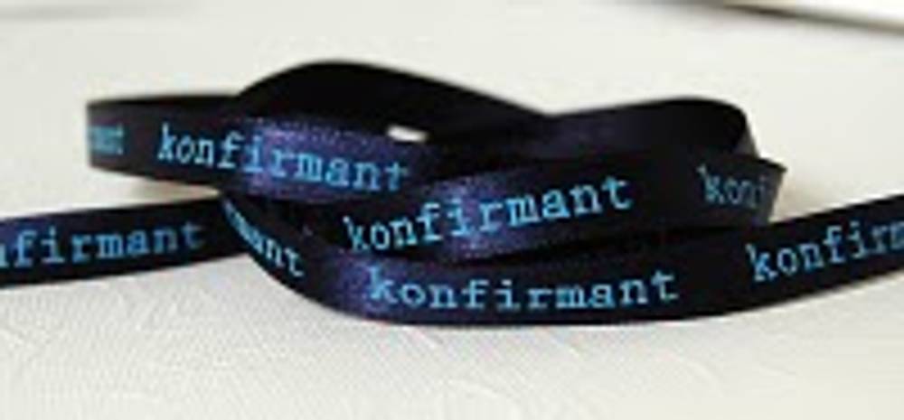 Bånd med tekst mørk blått med lys blå tekst « Konfirmant »