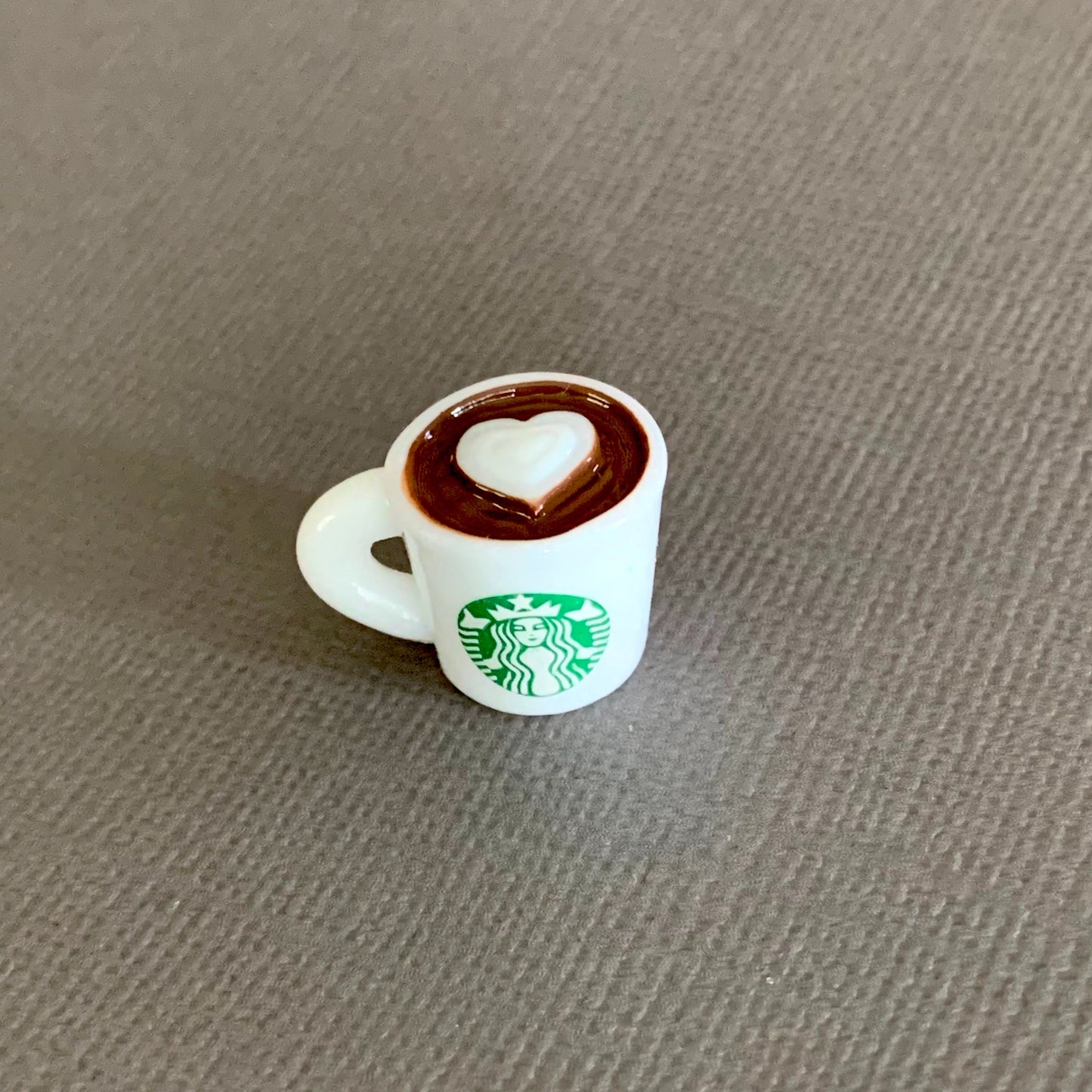 Miniatyr/charms 3D kopp med «varm drikke» , 2 stk.