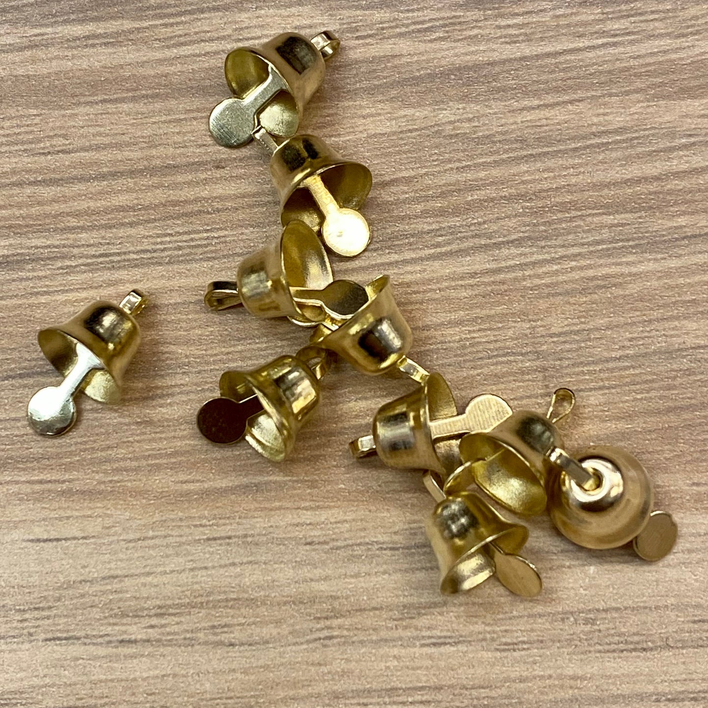 Mini Bjelle Klokker Gullfarget – 9mm – 10stk