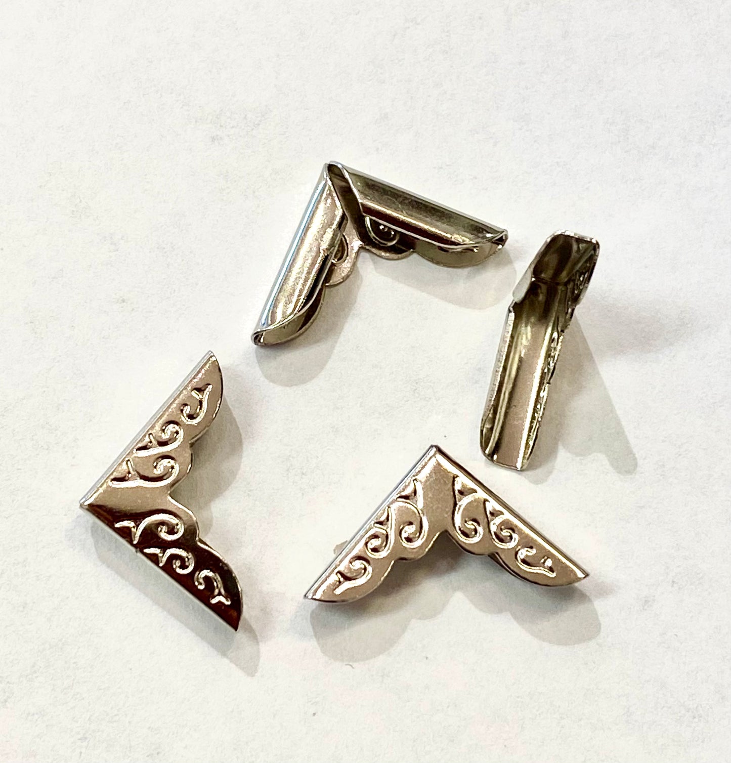 Metall hjørner - sølvfarget 8 stk i pk