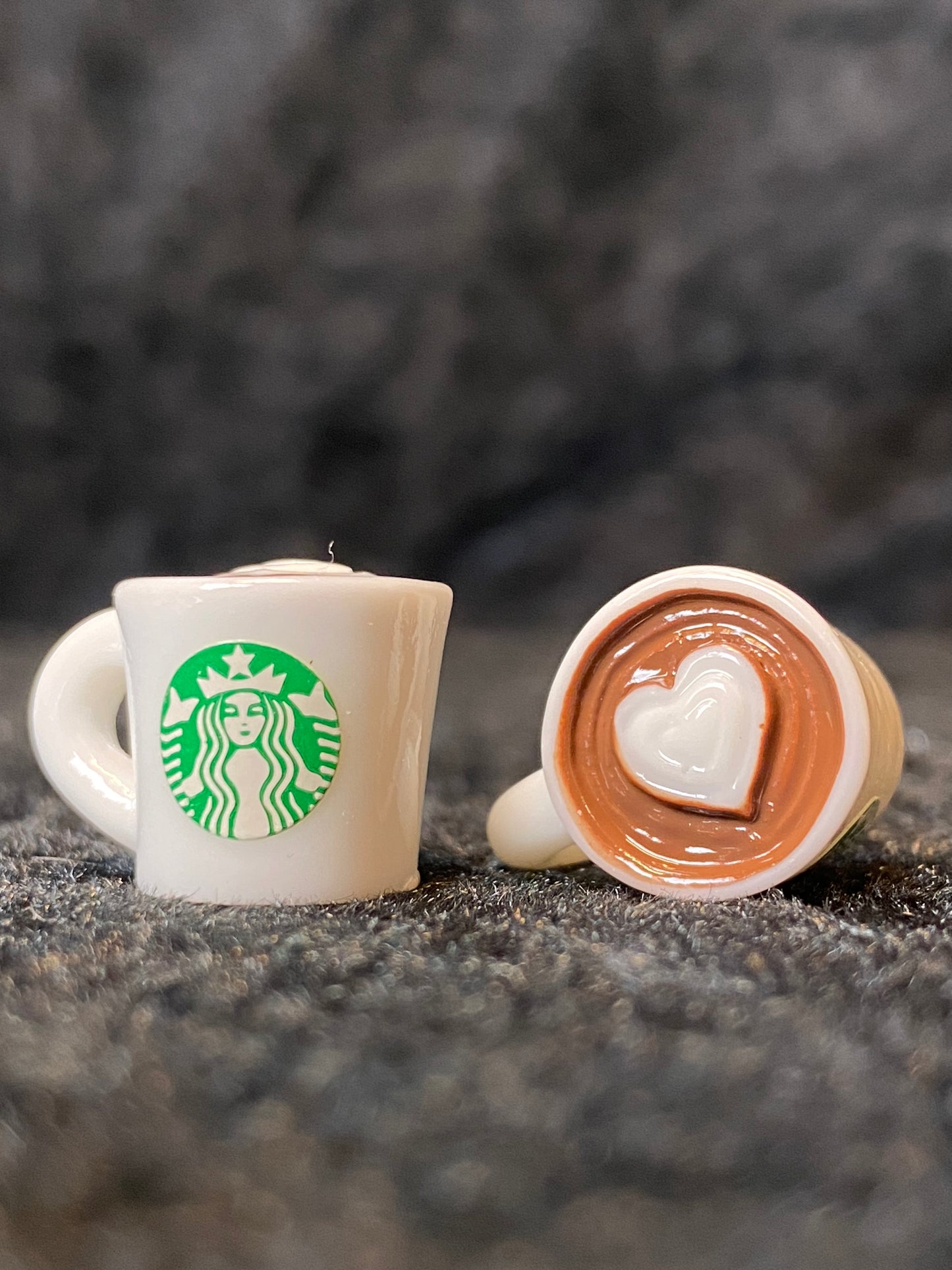 Miniatyr/charms 3D kopp med «varm drikke» , 2 stk.