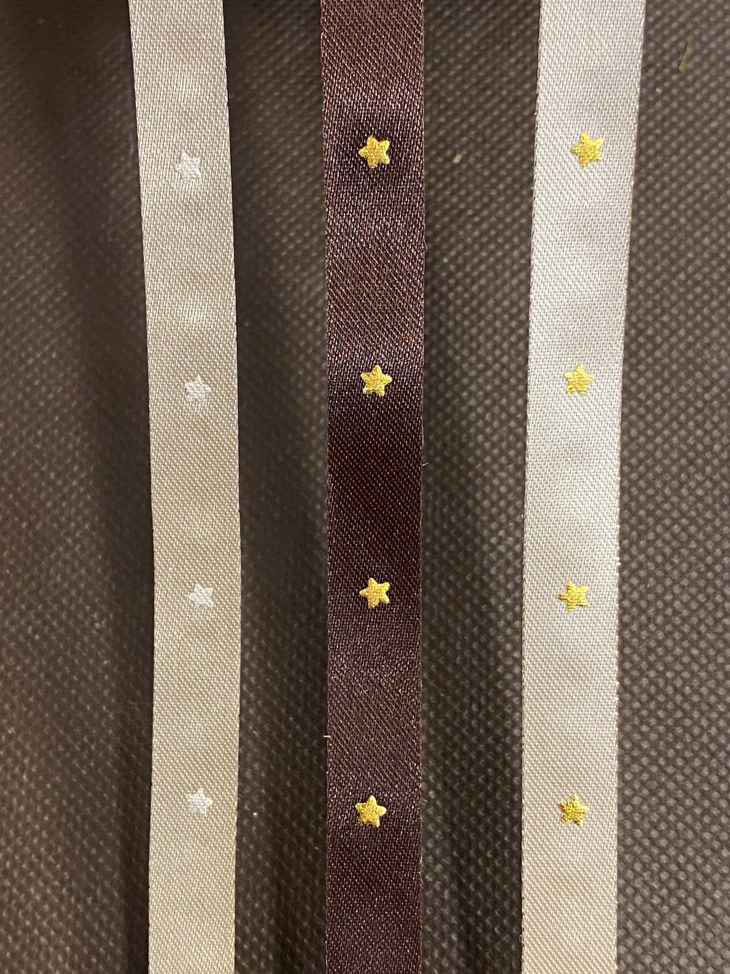 Silkebånd mørke brun med gull stjerner