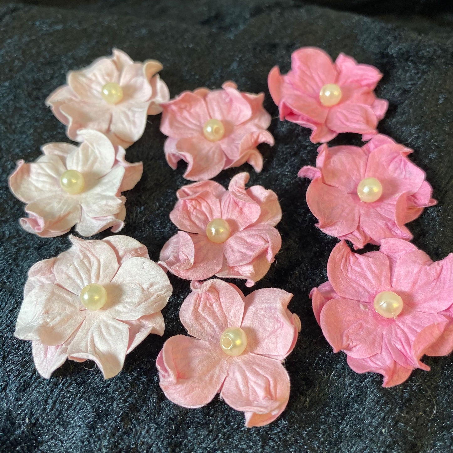 Papirdesign blomster lyse rosa og rosa med kremhvit perle